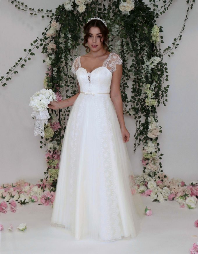 Leichtes Spitzenbrautkleid mit A-Linie Tüllrock und kurzem Flatterärmlichen