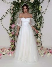 Brautkleid mit Puffärmel und perlenbesticktem Oberteil und Voluminösem Tüllrock.