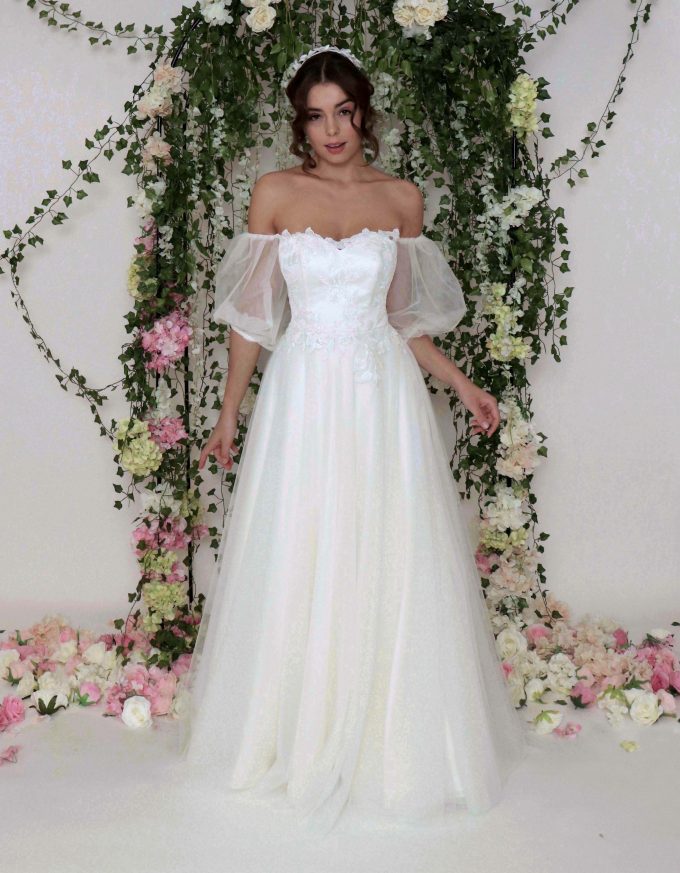 Brautkleid mit Puffärmel und perlenbesticktem Oberteil und Voluminösem Tüllrock.