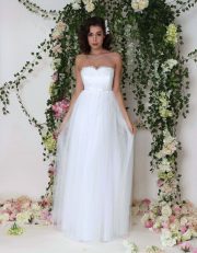 Schlicht-elegantes Brautkleid mit leichtem fließendem Tüllrock und Spitzenoberteil